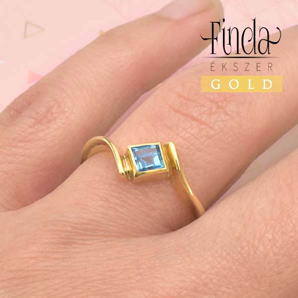 Quadrat sárga arany gyűrű kék topázzal Quadrat sárga arany gyűrű kék topázzal